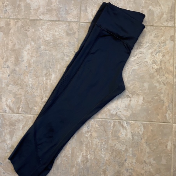 Under Armour women’s black crop leggings - Picture 4 of 6